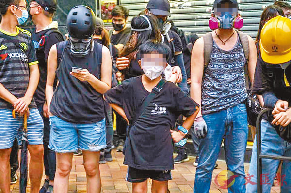 「海外网」部分香港暴徒竟带年幼子女参与非法集会 煽动仇警
