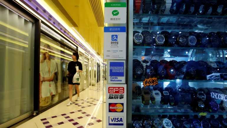 香港手表店外的微信支付、支付宝标签