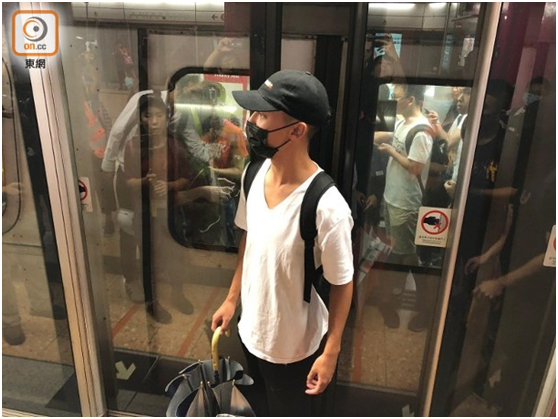 【环球网】香港示威者开学日阻碍港铁运营 警察带走4名黑衣男子
