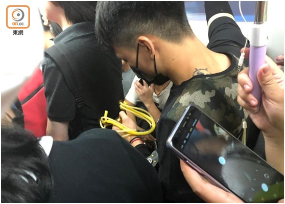 【环球网】香港示威者开学日阻碍港铁运营 警察带走4名黑衣男子