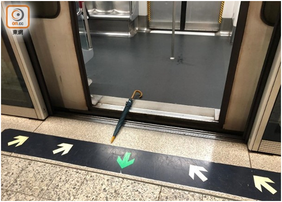 【环球网】香港示威者开学日阻碍港铁运营 警察带走4名黑衣男子