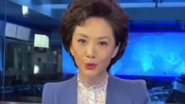 香港大爷把暴徒从地铁车厢打出去 央视主播：该出手时就出手！