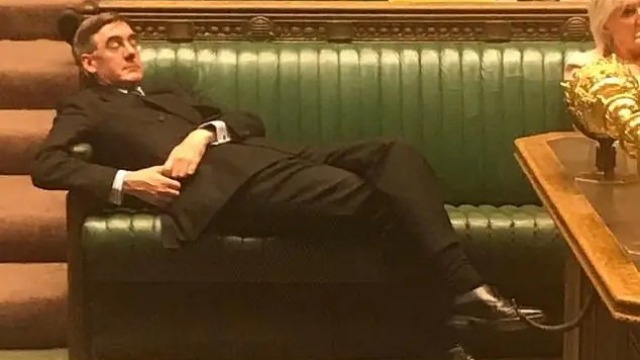 “葛优躺”！英国议员在脱欧辩论中轻蔑一瘫