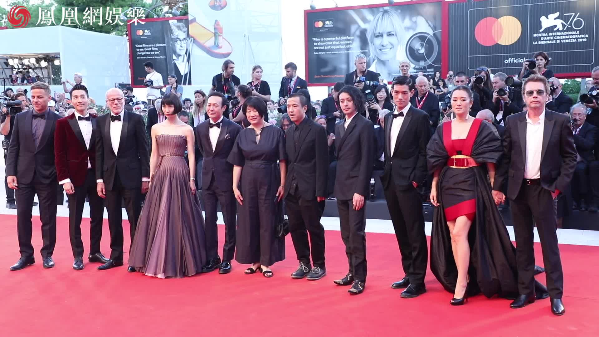 威尼斯Day8：巩俐携《兰心大剧院》征战，红黑战袍气场全开