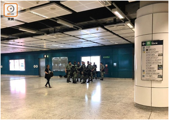 【环球网】香港示威者开学日阻碍港铁运营 警察带走4名黑衣男子