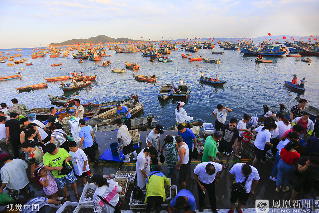山东威海千人抢购开海第一鲜