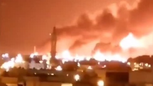 沙特“世界最大石油加工设施”遭袭击 现场火光冲天