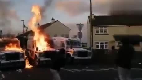 现场：北爱尔兰抗议者向英国警车投掷燃烧弹