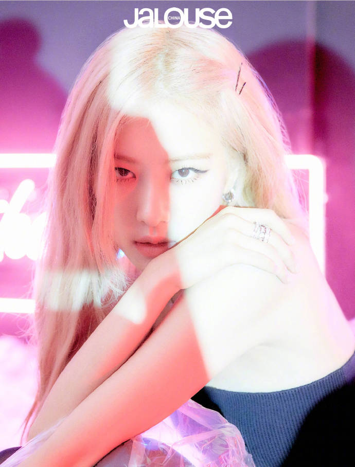 韩女团blackpink登封中国版杂志,暗黑系风格解锁新造型