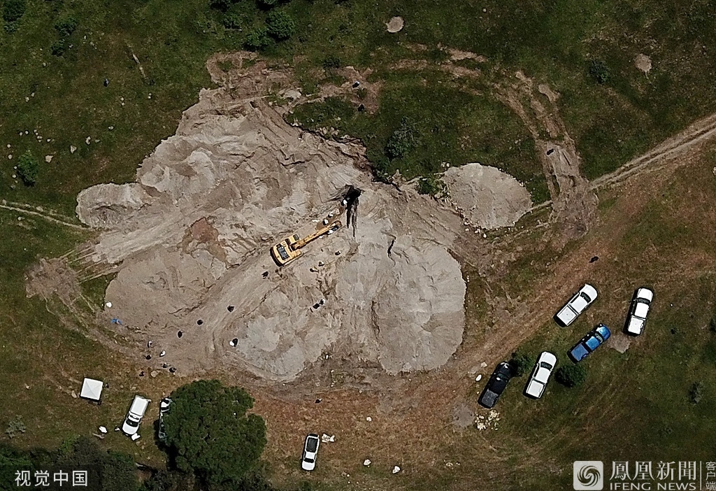 30米老井挖掘出75具人体遗骸图片
