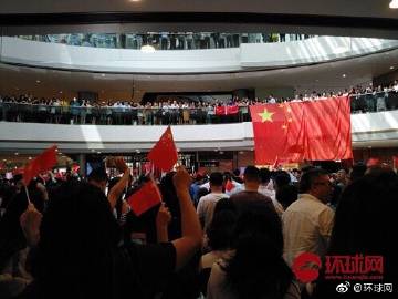 【环球网】爱国爱港人士合唱国歌声援被打男子：中国香港加油！
