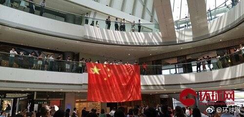 【环球网】爱国爱港人士合唱国歌声援被打男子：中国香港加油！