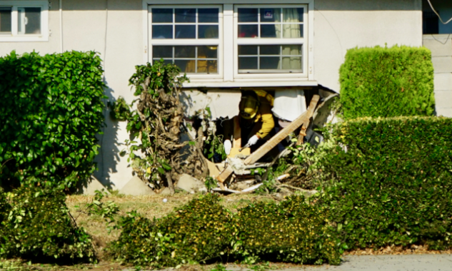 「海外网」美国警匪飞车大追捕 华人房屋被撞出大窟窿
