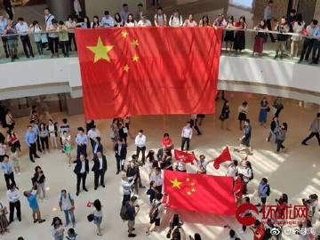 【环球网】爱国爱港人士合唱国歌声援被打男子：中国香港加油！