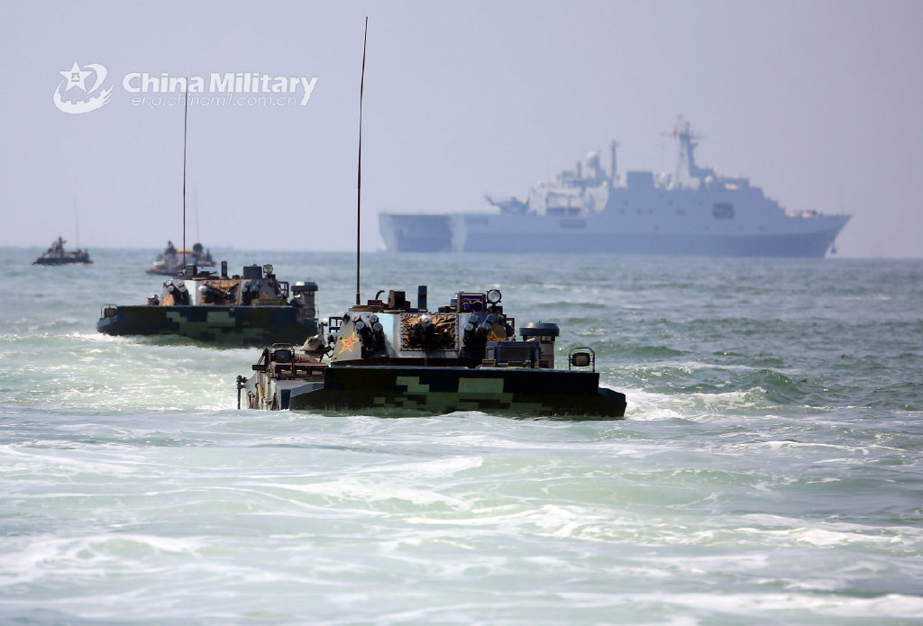 解放军在粤西海域演练登陆作战出动071船坞登陆舰