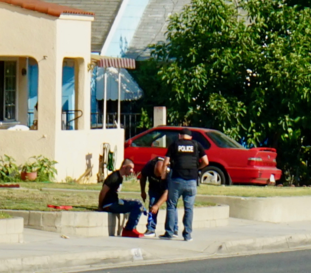 「海外网」美国警匪飞车大追捕 华人房屋被撞出大窟窿