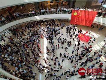 【环球网】爱国爱港人士合唱国歌声援被打男子：中国香港加油！