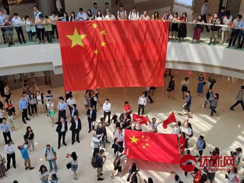 [环球网]爱国爱港人士合唱国歌现场，市民：唱国歌是正义的事