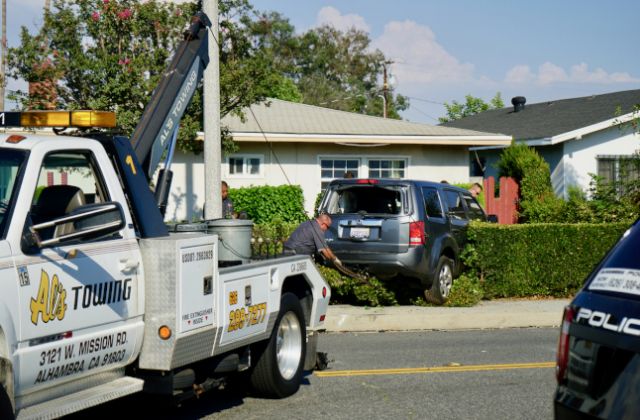 「海外网」美国警匪飞车大追捕 华人房屋被撞出大窟窿