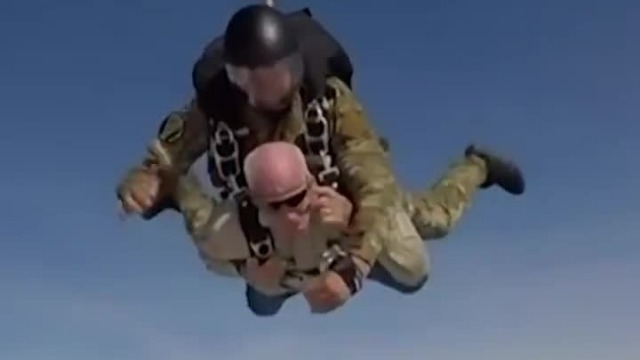 98岁二战老兵再跳伞：要跳到100岁