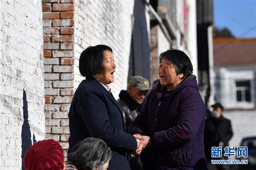 1月22日，在山西省平顺县西沟村，申纪兰（左）和村民交流。 新华社记者 詹彦 摄