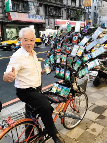 「中国新闻网」台湾7旬老伯迷上精灵宝可梦 装42支手机抓宝