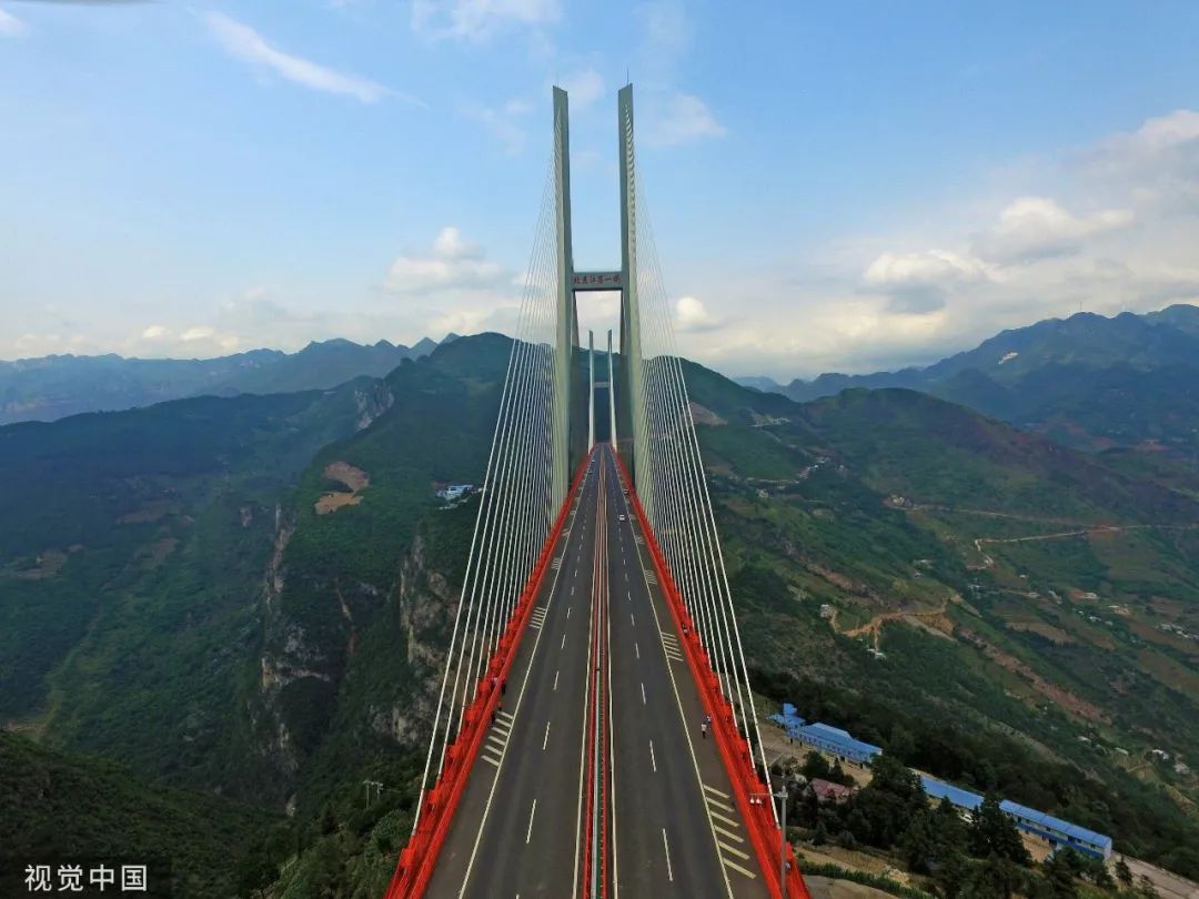 我国荣获“世界最高桥”之称的大桥，桥面至江面垂直距离565.4米_工程