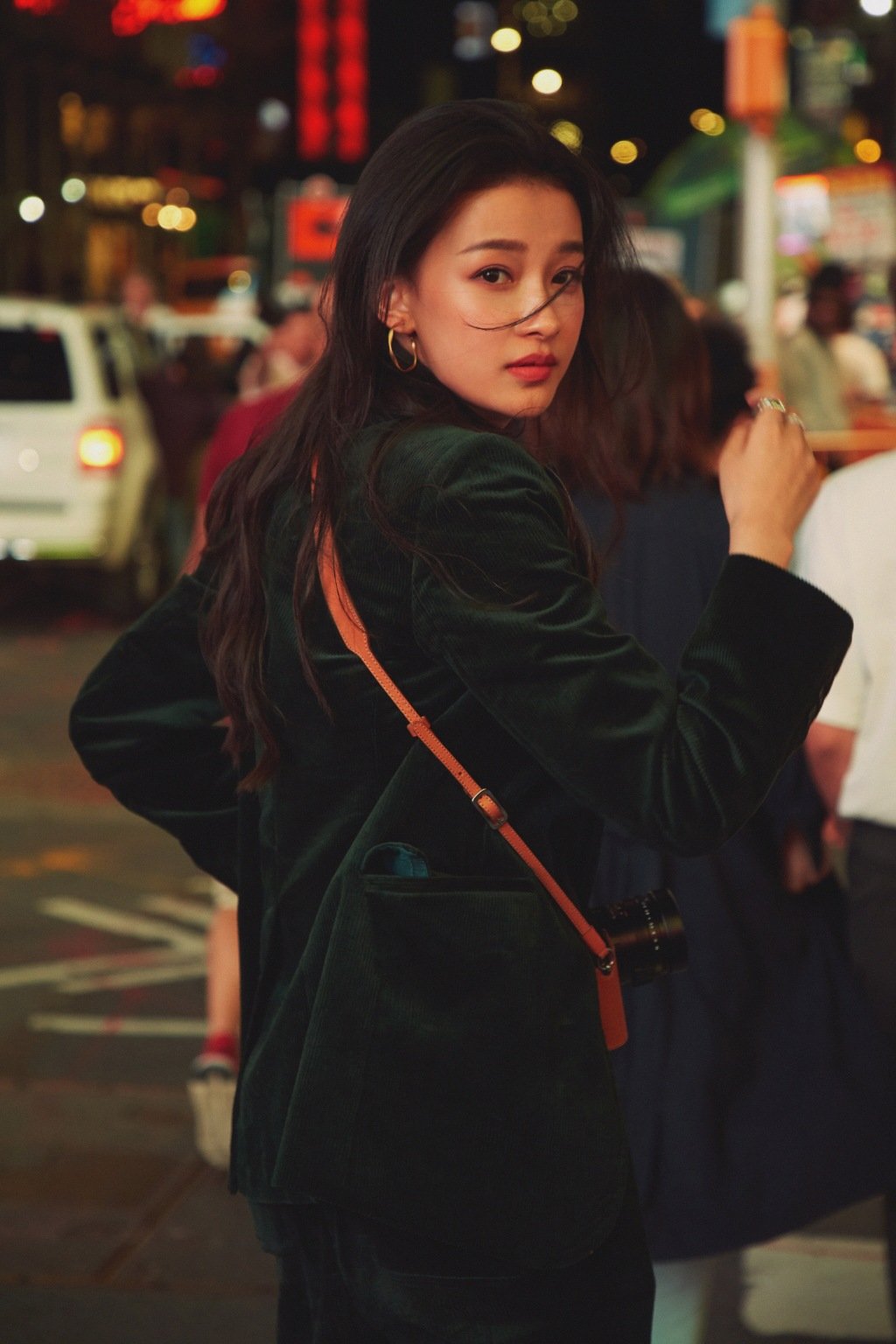 品一品孙怡这组夜色街拍是一枚酷女孩子没错了