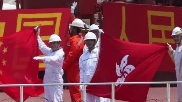 海军编队为中国香港商船护航 船员高举五星红旗感谢