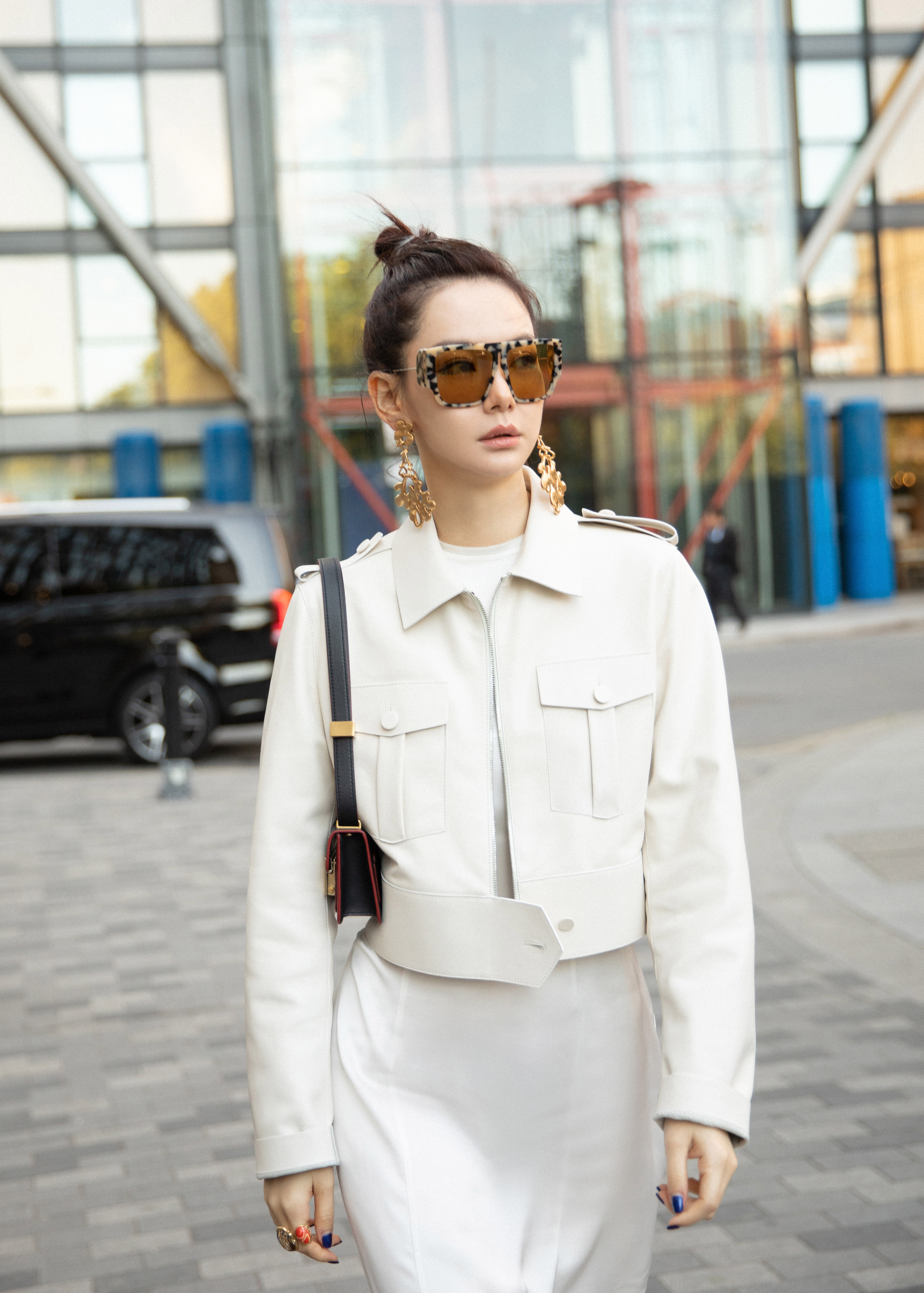 戚薇亮相伦敦时装周一身白色套装利落干练