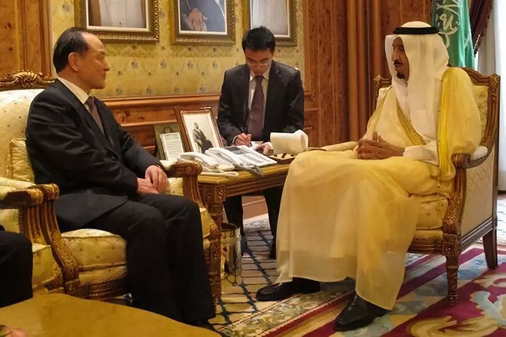 2013年3月31日,吴思科在利雅得会见时任沙特王储兼副首相、国防大臣,现任沙特国王萨勒曼。