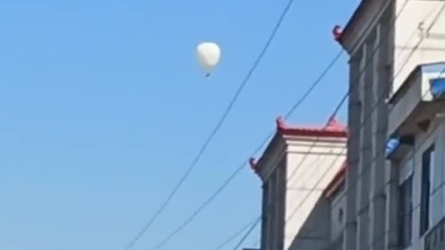吉林2名村民坐氢气球打松籽 结果升上天飘走了