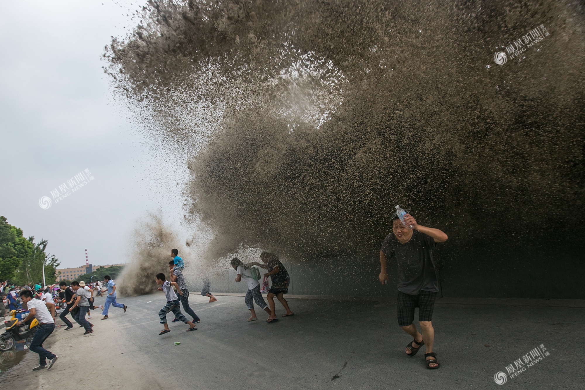 海上明月共潮生：百万人共赏钱塘江大潮｜图集_大武汉