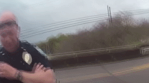 实拍：男子纵身跳桥 警察“神反应”一把将其拽回