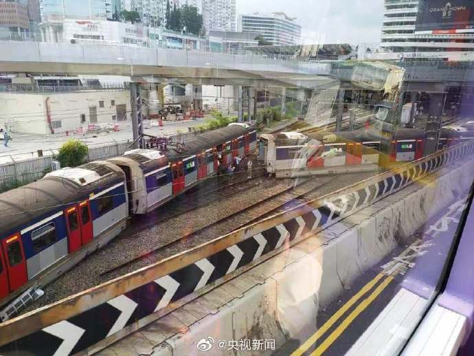 香港地鐵一列車脫軌現場