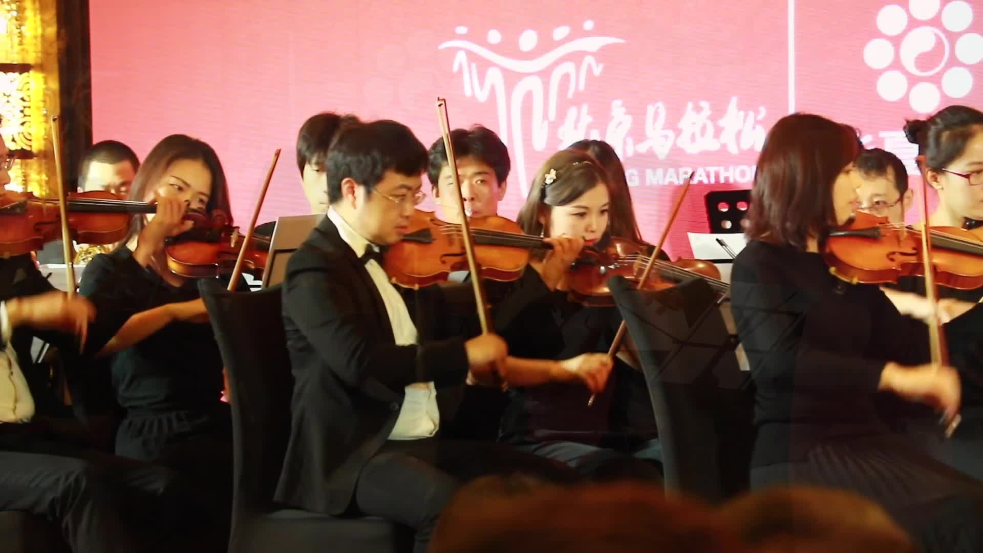 2019北京马拉松在京举行 奖牌完赛服首次公开亮相