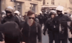 法国上万民众游行让巴黎浓烟滚滚 警方狂喷催泪瓦斯