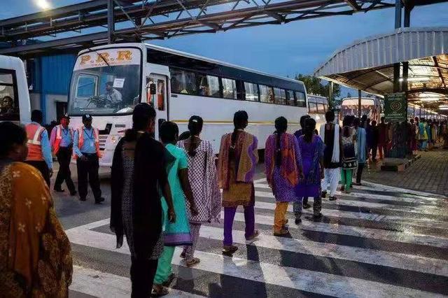 印度富士康的女工工厂:八小时轮班 月薪仅为中国工厂的三分之一