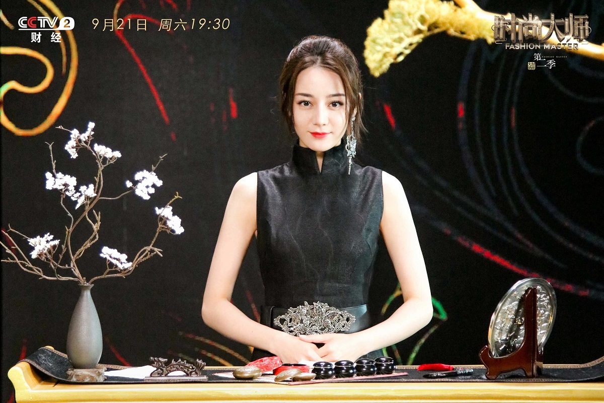 中国色彩推荐人迪丽热巴身着黑色旗袍登场,国际知名设计师王陈彩霞