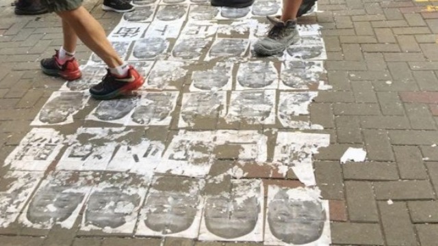 祸港头目黎智英照片被市民贴地面 街头任人踩踏