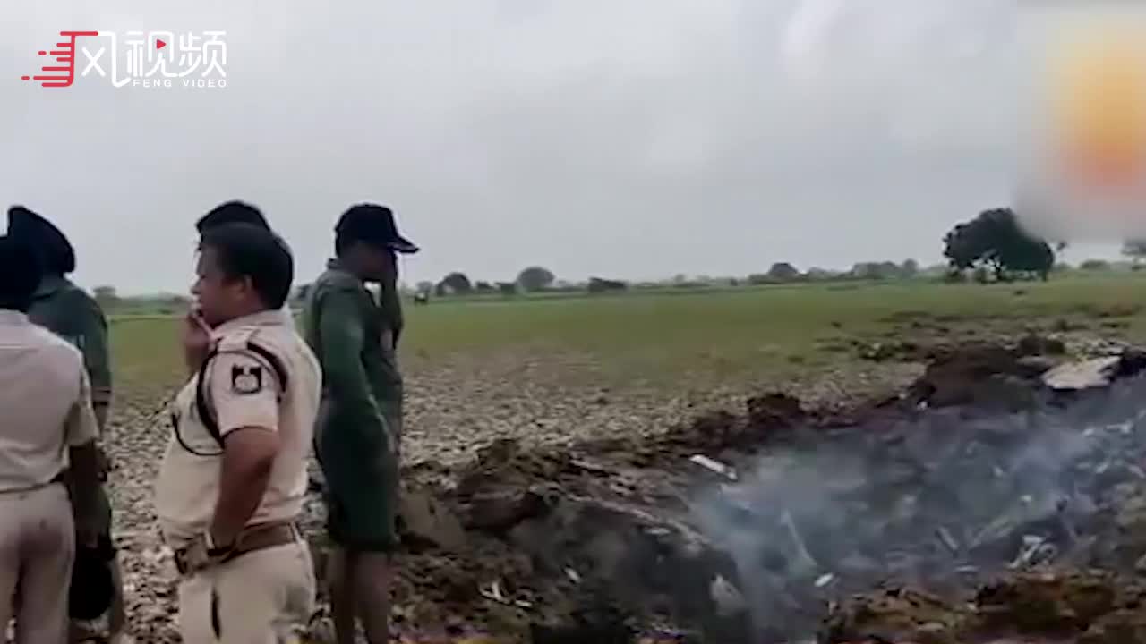 现场：印度空军米格-21战机坠毁 飞行员安全弹射逃生
