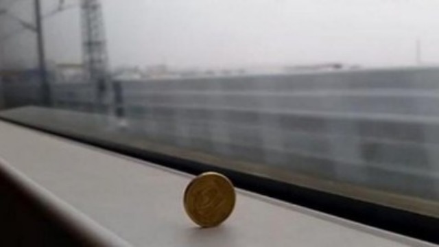 为什么中国高铁上硬币能屹立不倒？这段视频揭晓答案