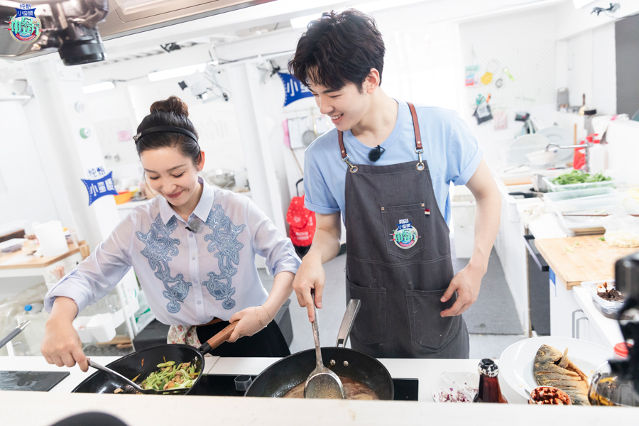 [凤凰网娱乐]《中餐厅3》夸夸群全员在线互吹 神级彩虹屁持续输出