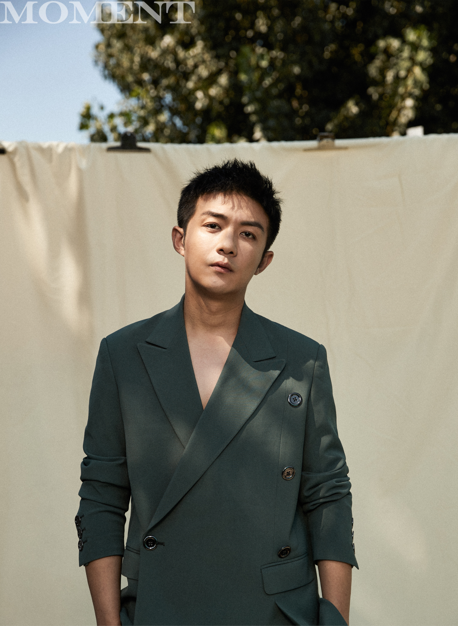 李泽锋面具胸针点缀墨绿色西装休闲与绅士的碰撞