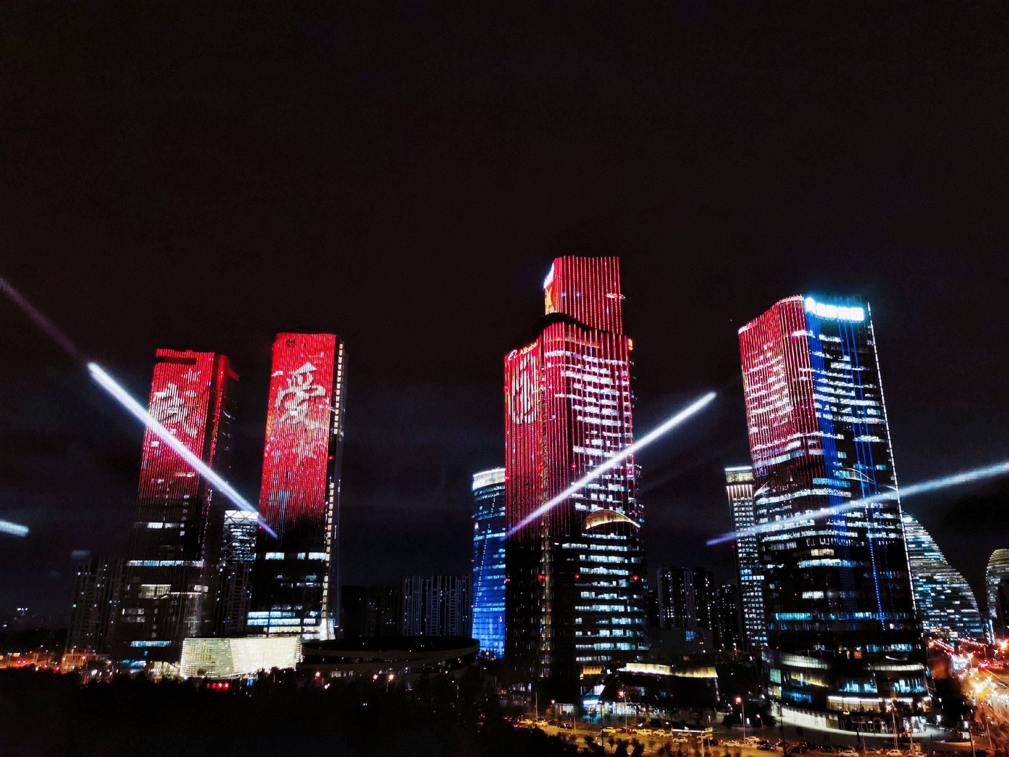 北京多个地标亮起国庆灯光秀