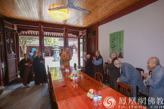 道慈大和尚赴普陀山敬老院进行重阳节慰问