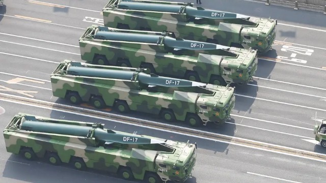 近距离感受国庆阅兵式上的解放军DF17与DF4