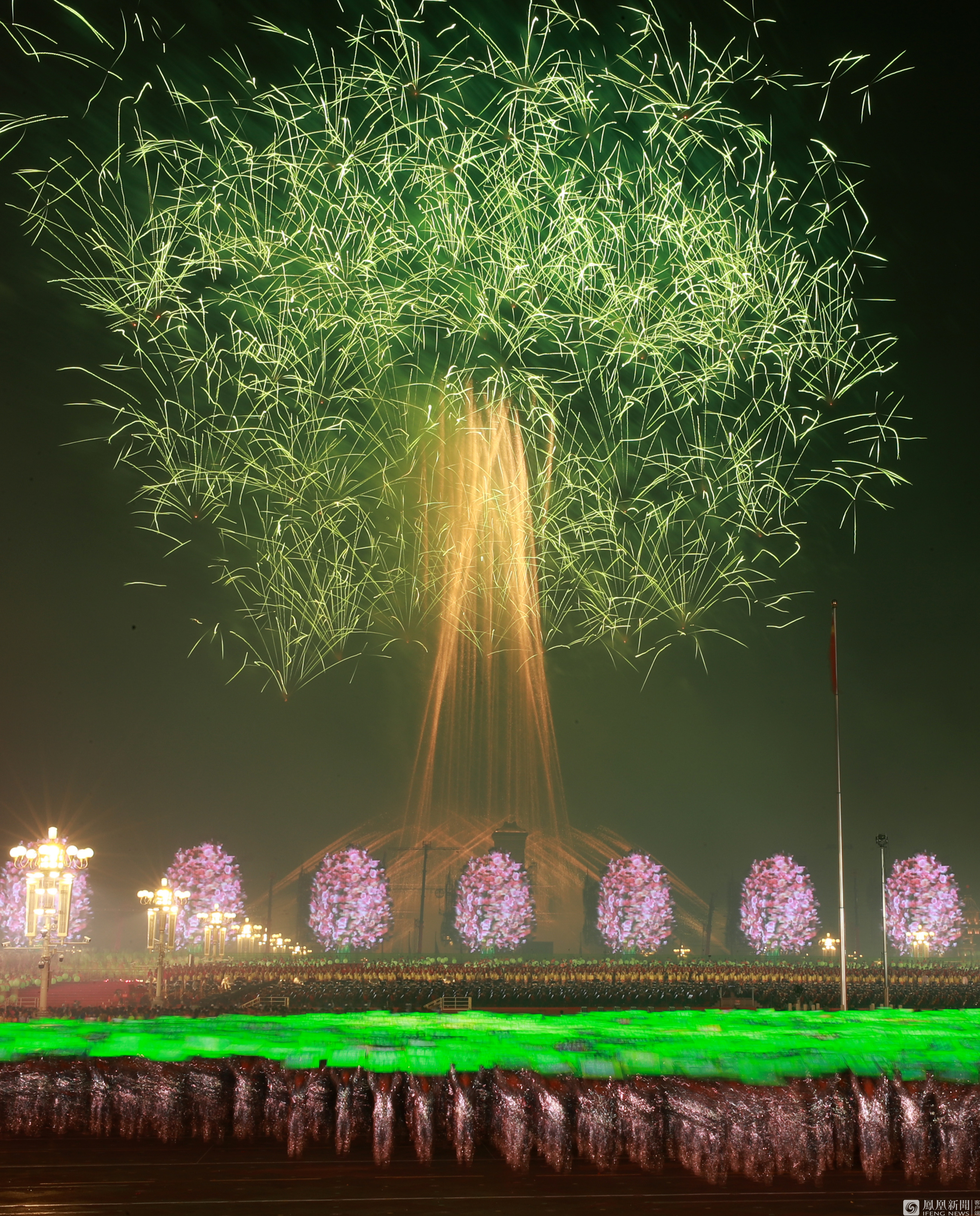 25米高烟花树拔地而起