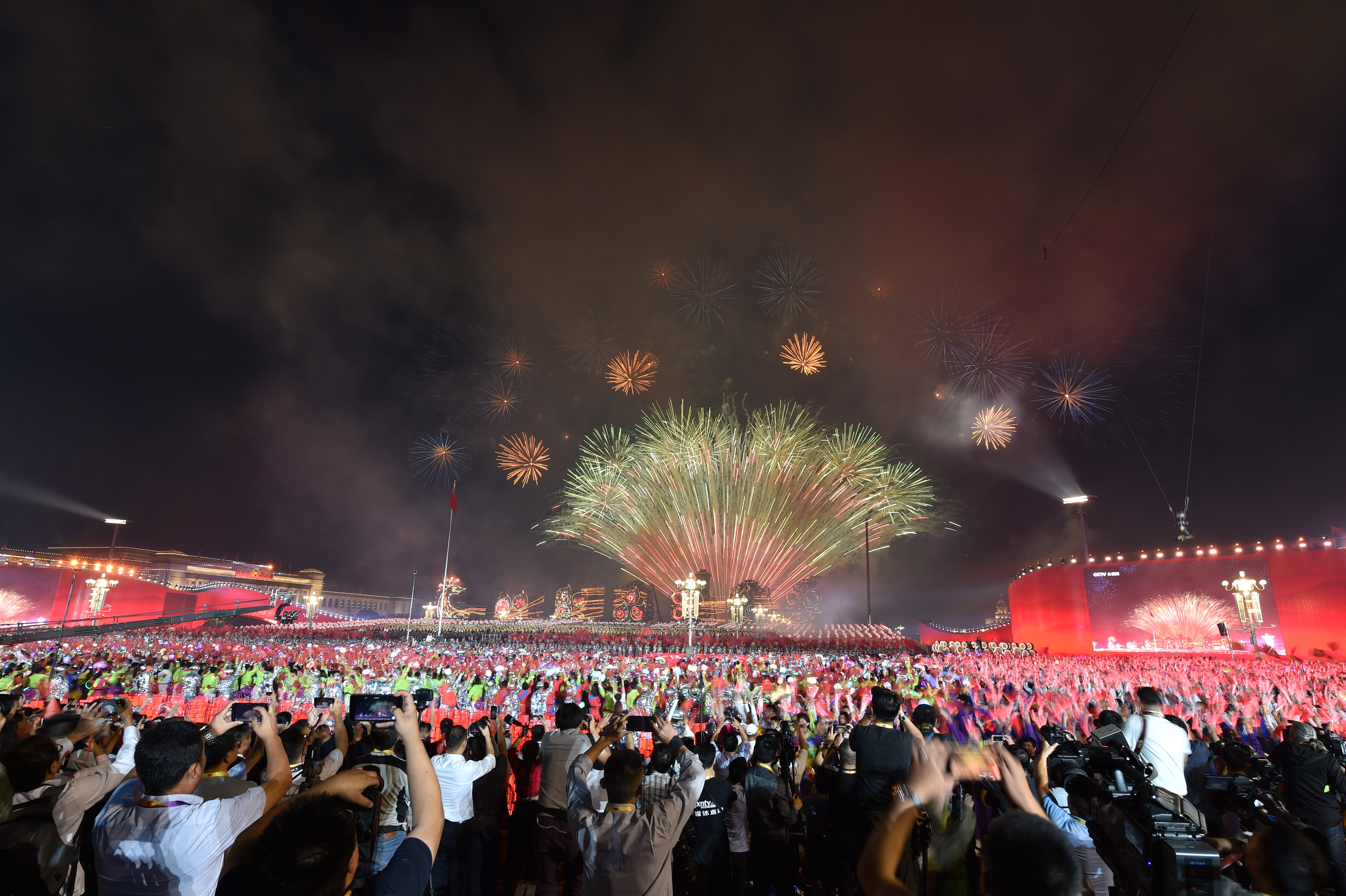 国庆7棵烟花树制造商电子点火燃放烟量少一半