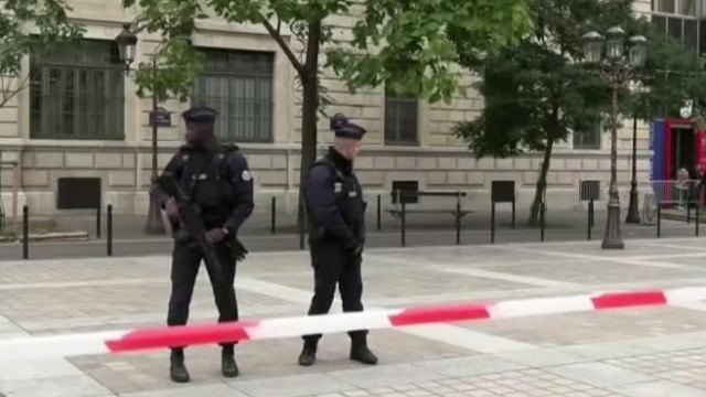 突发！法国警察总部受袭 四名警察身亡